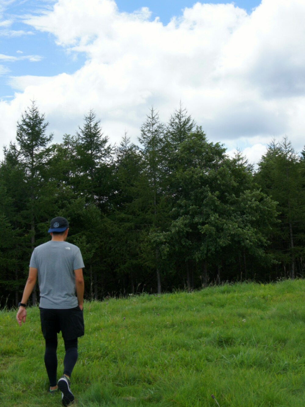 「ロードレース、ランニングスタイル、ランニングシューズ」｜「THE NORTH FACEのザ・ノース・フェイス　メンズランニングTシャツ　/　TNFスクエアロゴティー（Tシャツ/カットソー、グレー系）」を使った、mosさん（メンズ・178cm）の秋コーディネートの1枚目の写真