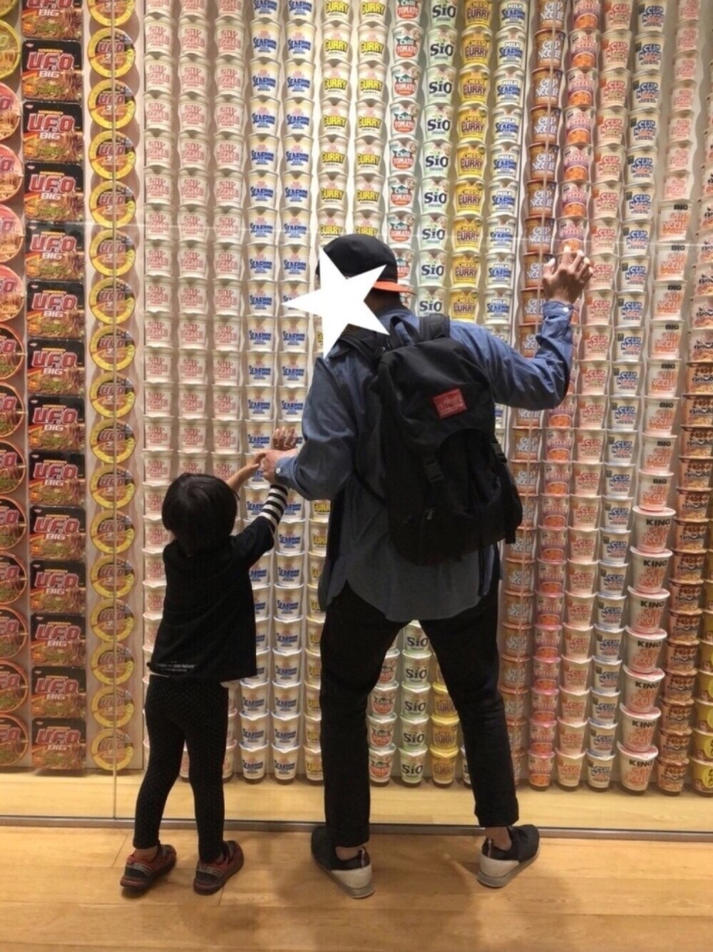 「春コーデ、桜、横浜、ダントン、アウトドアスタイル、キャップ、キャップ後ろかぶり、カップヌードルミュージアム」｜「B:MING by BEAMSの【一部予約】DANTON×ビーミング by ビームス / 別注 バンドカラーシャツ（シャツ/ブラウス、ブルー系）」を使った、mosさん（メンズ・178cm）の春コーディネートの1枚目の写真