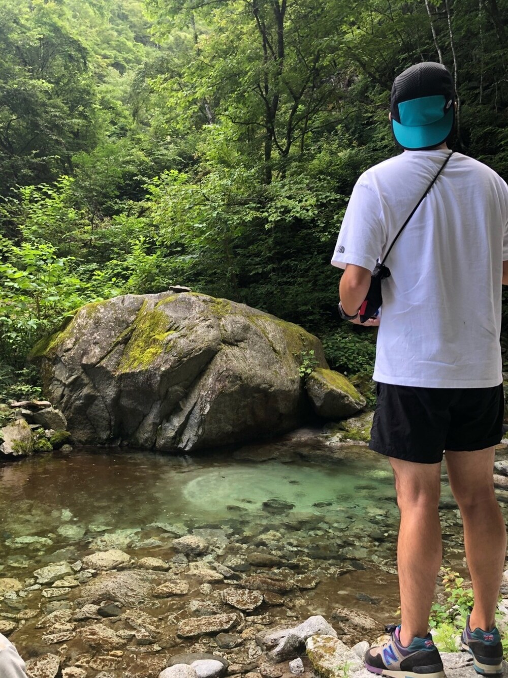 「アウトドアスタイル、アウトドア、滝、キャップ後ろかぶり」｜「THE NORTH FACEのアイテム（キャップ、ブルー系）」を使った、mosさん（メンズ・178cm）の夏コーディネートの1枚目の写真