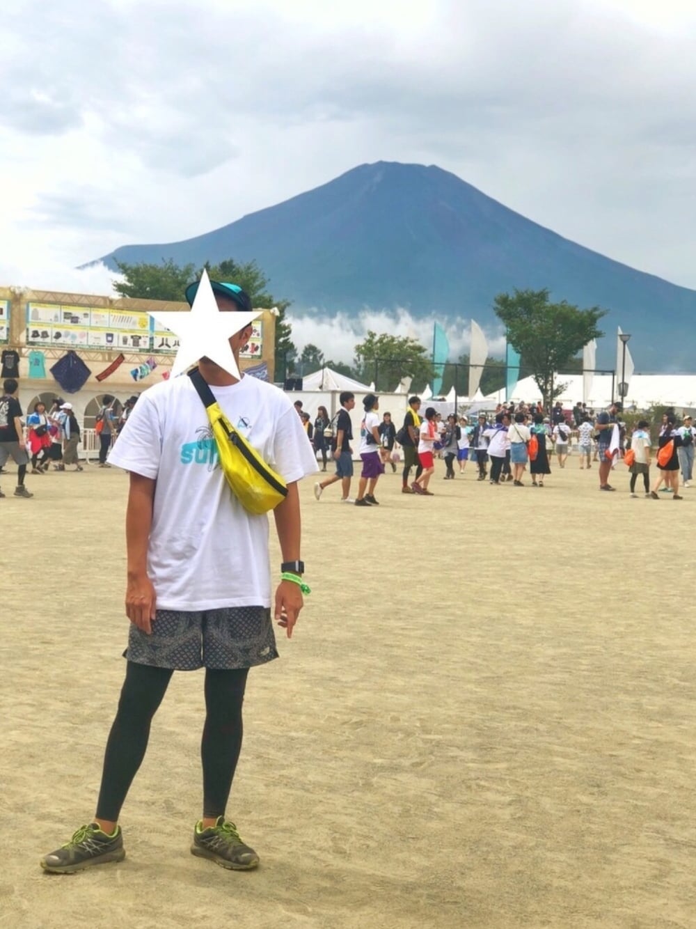 「フェス、キャンプ、sumika、ラブシャ」｜「Manhattan PortageのCORDURA Lite Collection Brooklyn Bridge Waist Bag（ボディバッグ/ウエストポーチ、イエロー系）」を使った、mosさん（メンズ・178cm）の秋コーディネートの1枚目の写真