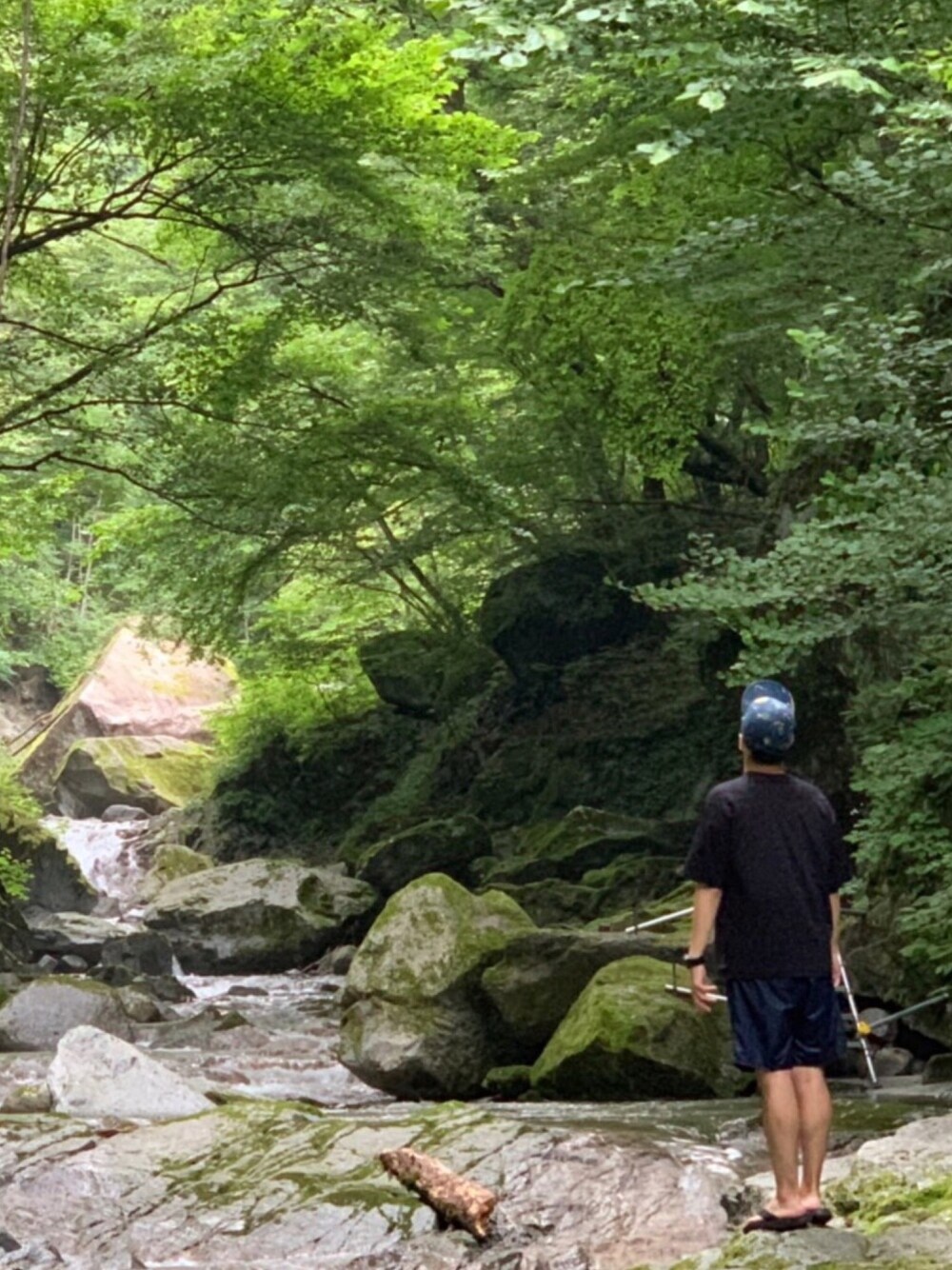 「川遊び、アウトドア、アウトドアスタイル、ケガにはご注意を、夏、山」｜「KAVUのKAVU：別注ショーツ（その他パンツ、ブルー系）」を使った、mosさん（メンズ・178cm）の夏コーディネートの1枚目の写真