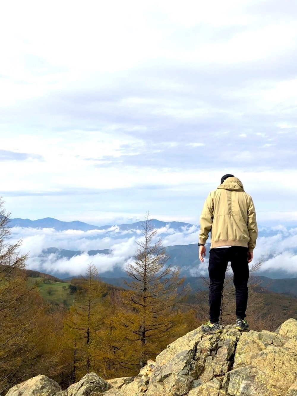 「登山、山梨県、入笠山、アウトドアスタイル」｜「THE NORTH FACEのTHE NORTH FACE ( ザ・ノース・フェイス) Five Panel Cap ファイブパネルキャップ（キャップ、ブラック系）」を使った、mosさん（メンズ・178cm）の秋コーディネートの1枚目の写真