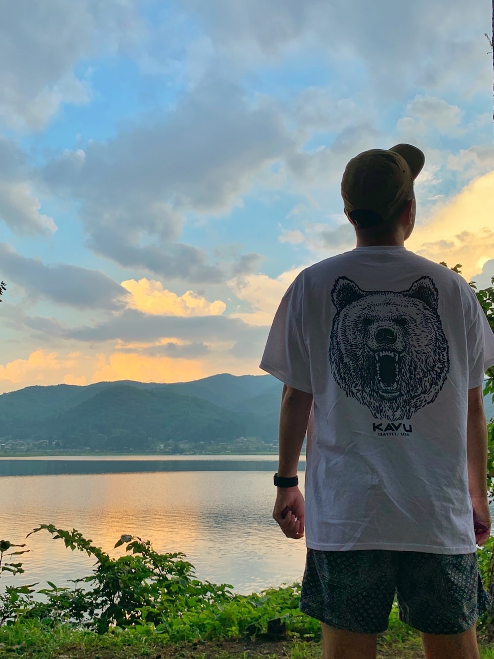 「湖、熊、アウトドアスタイル」｜「KAVUの【KAVU/カブー】Grizzly Tee（Tシャツ/カットソー、ホワイト系）」を使った、mosさん（メンズ・178cm）の秋コーディネートの1枚目の写真