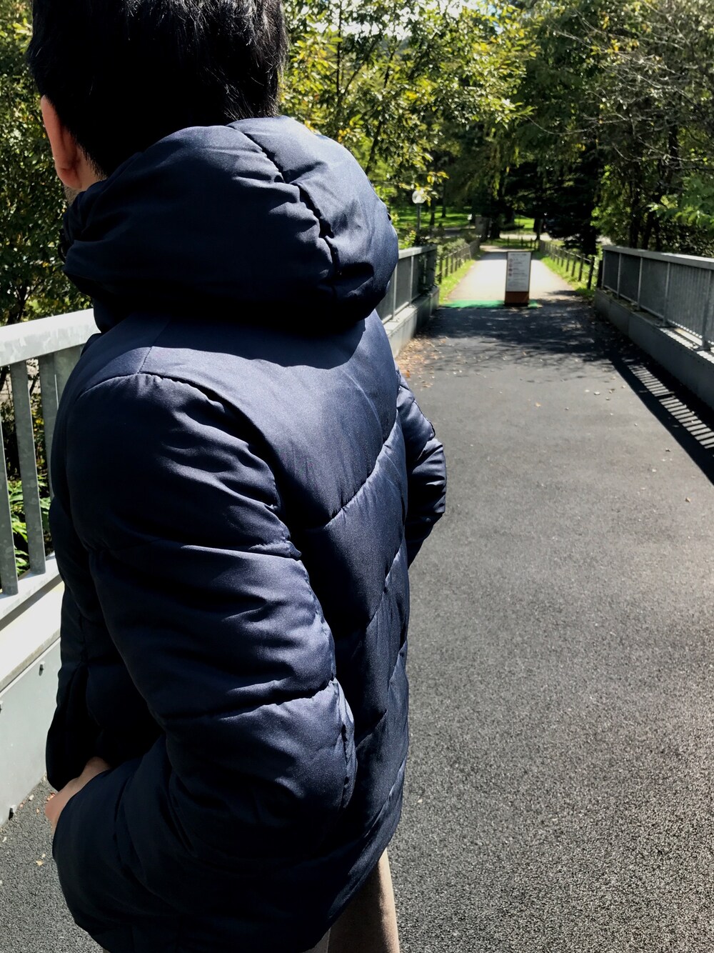 「ダウンジャケット、ネイビー、中綿、軽井沢、寒いね、ダウンジャケットでもおかしくない気温」｜「Adam et Rope A・E・Rのアイテム（ダウンジャケット/コート、ブルー系）」を使った、Yuuki Mizさん（メンズ・165cm）の秋コーディネートの1枚目の写真