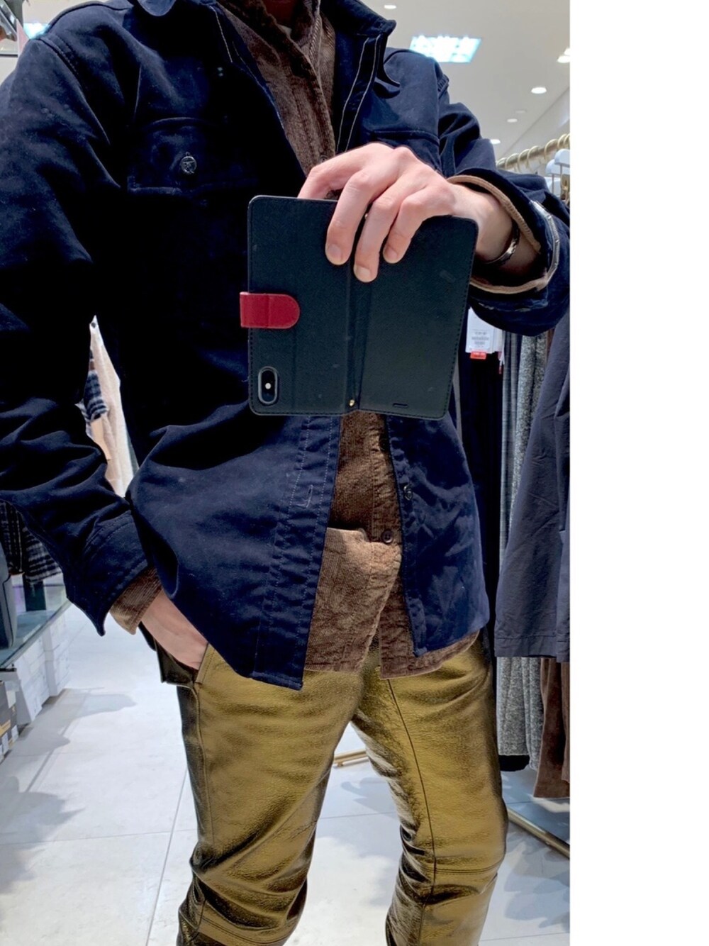 「スニーカー、オトナカジュアル、レザーパンツ、シャツスタイル」｜「MR.GENTLEMANのアイテム（その他パンツ、ゴールド系）」を使った、Yuuki Mizさん（メンズ・165cm）の冬コーディネートの1枚目の写真