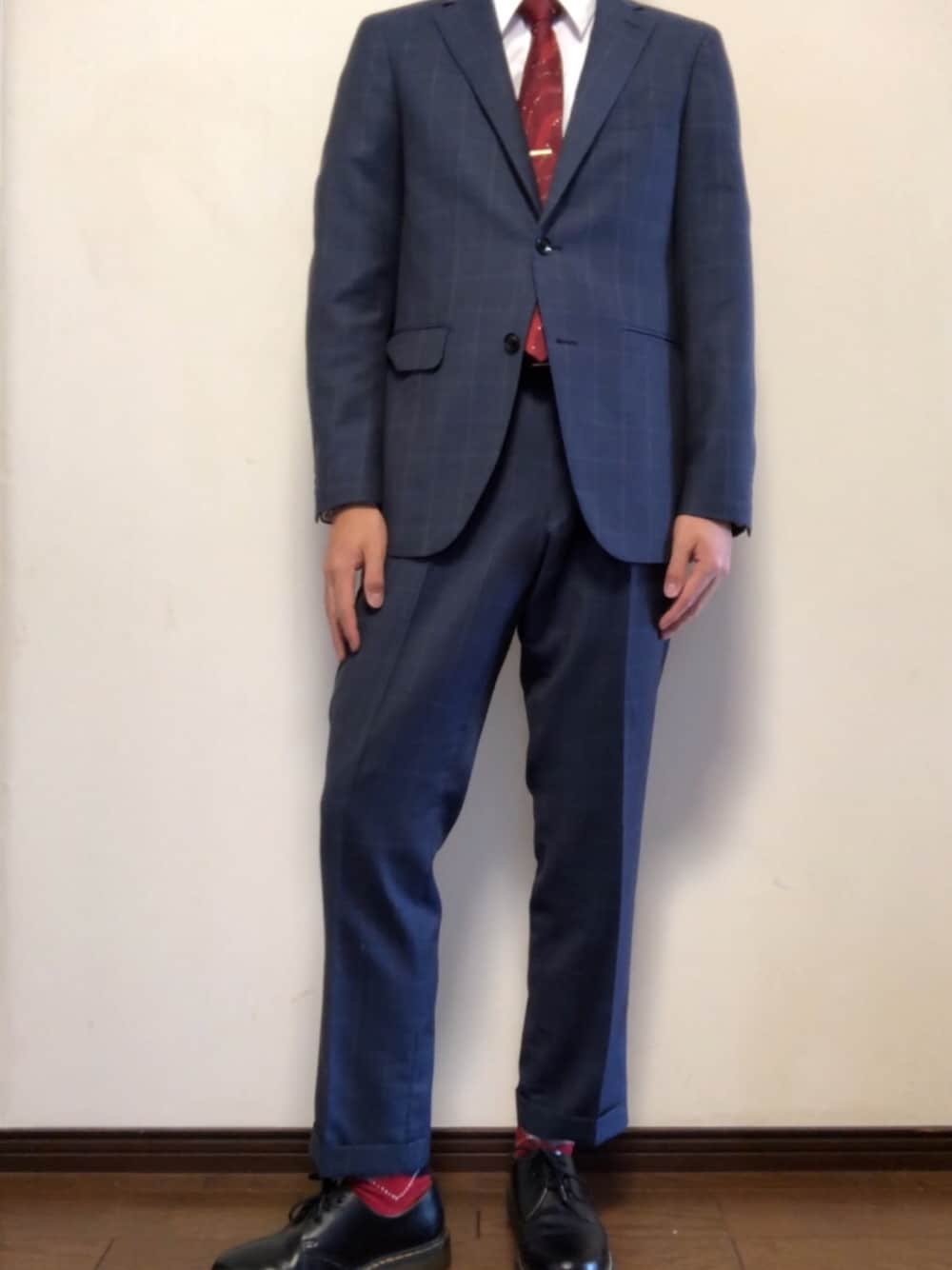 「おしゃれさんと繋がりたい、スーツスタイル、スーツ、オフィスカジュアル、セットアップ、相互フォロー、タケオキクチ(TAKEO KIKUCHI)、ドクターマーチン、いいね、save、フォローお願いします🤑、いいね返し」｜「古着のアイテム（ネクタイ、レッド系）」を使った、Daikiさん（メンズ・177cm）の春コーディネートの1枚目の写真