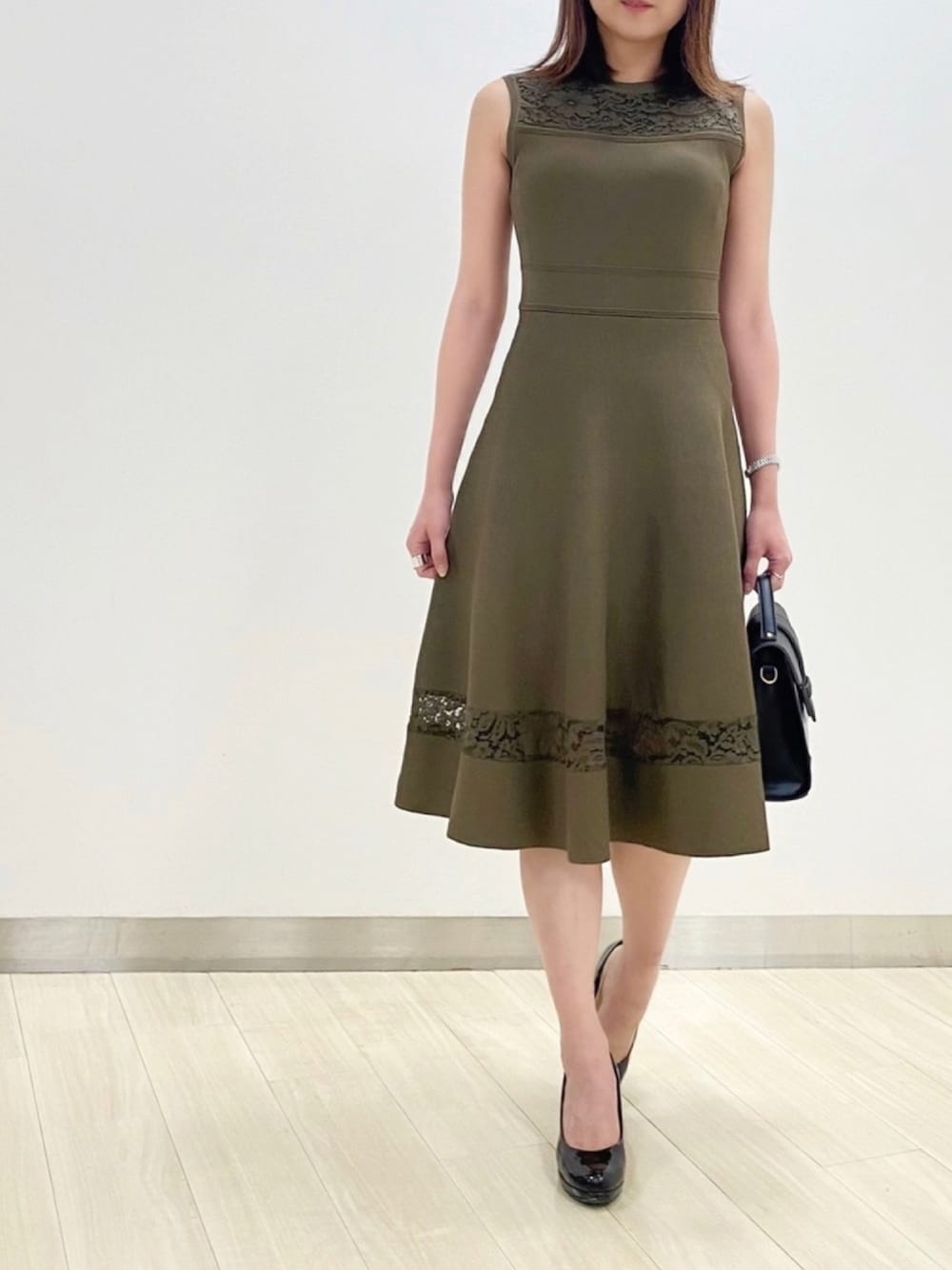 「tocco、tocco closet、toccocloset、toccoのolコーデ、プチプラ、秋カラー、大人女子、大人ガーリー、秋服準備はじめました、秋コーデ」｜「tocco closetのフラワーレース切替ニットノースリーブワンピース≪tocco closet luxe≫（ワンピース、グリーン系）」を使った、tocco_kudoさん（レディース・165cm）の夏コーディネートの1枚目の写真