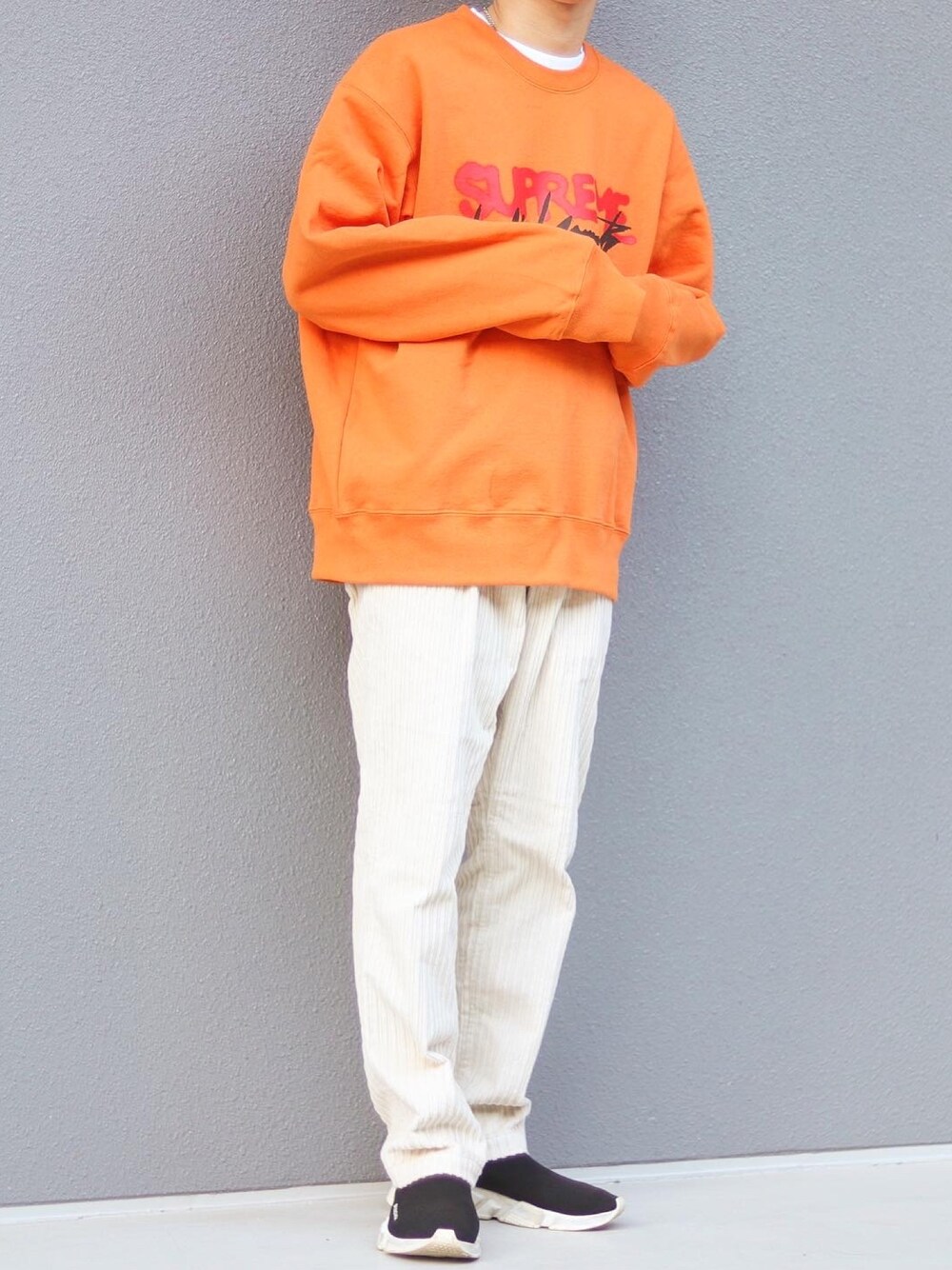 Supreme のスウェット（オレンジ系）を使った人気ファッション