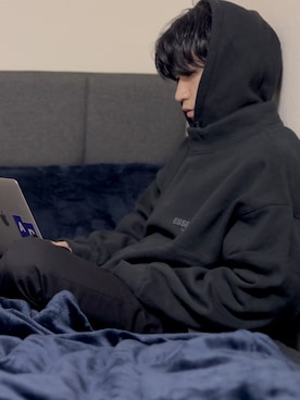 「部屋撮り」｜「アイテム（スウェット）」を使った、Takumaさん（メンズ・168cm）の秋コーディネート