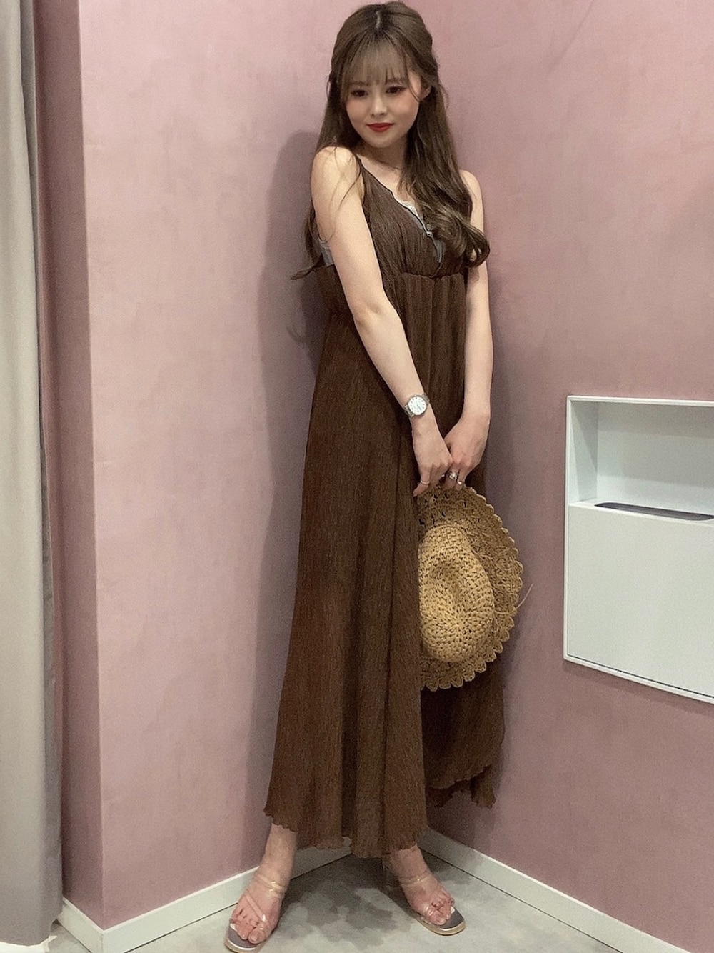 「ゆるコーデ、休日コーデ、大人女子、春コーデ、へザー、Heather、シンプル、低身長、ラフ、キャミワンピ」｜「Heatherのウェイビープリーツキャミワンピース　948480（ワンピース、ブラウン系）」を使った、HARUKIさん（レディース・157cm）の春コーディネートの1枚目の写真