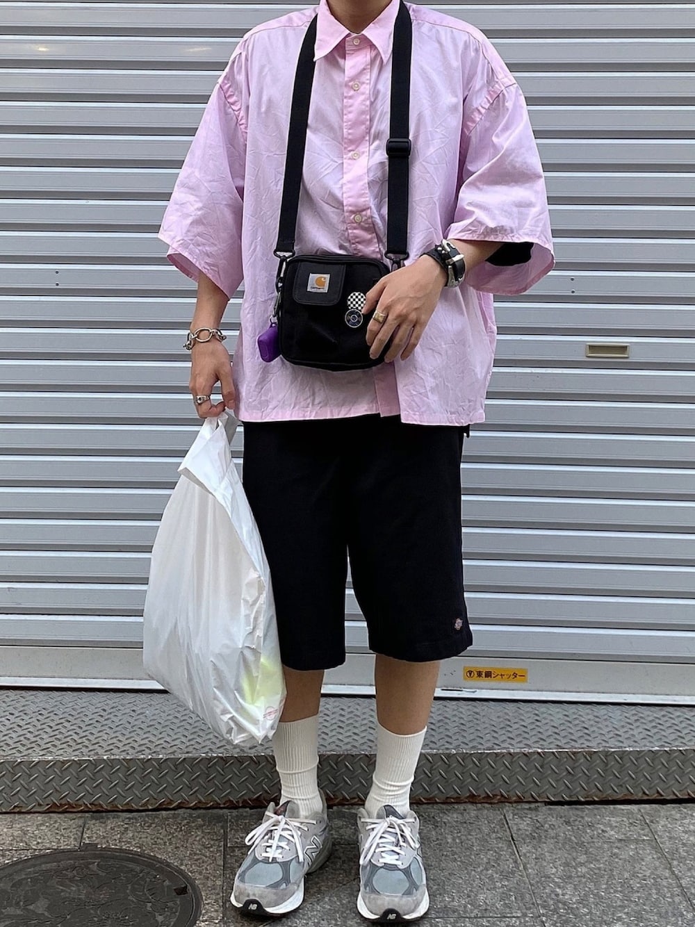 「古着好きな人と繋がりたい、古着、NEW BALANCE 990、sillage、Dickies、夏コーデ、ショーツ、オーバーサイズ、carhartt」｜「Sillageのアイテム（シャツ/ブラウス、ピンク系）」を使った、nishioka さん（メンズ・169cm）の秋コーディネートの1枚目の写真