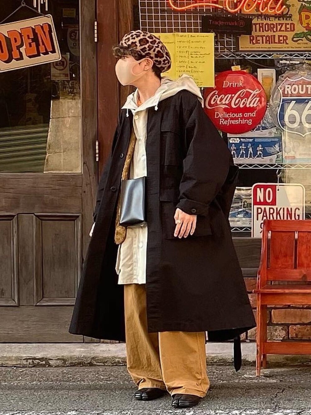 「VINTAGE、古着、ミリタリー、tac:tac、Maison Margiela、military、古着好きな人と繋がりたい、おしゃれさんと繋がりたい、ブラック、レザー」｜「VINTAGEのアイテム（ハンチング/ベレー帽、イエロー系）」を使った、nishioka さん（メンズ・169cm）の冬コーディネートの1枚目の写真