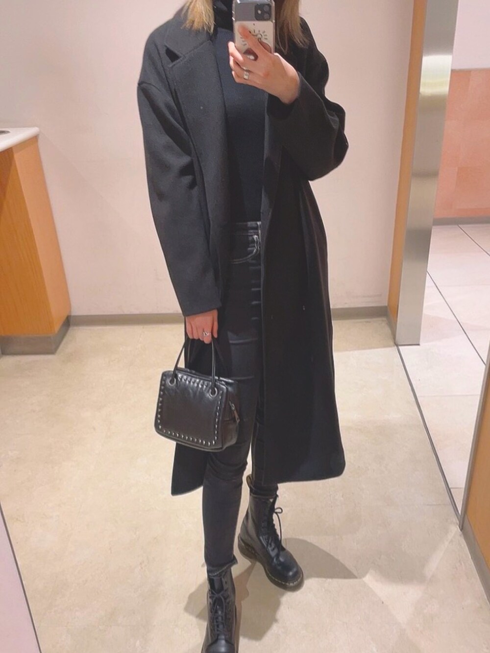 「真っ黒コーデ、休日コーデ、ootd、モノトーン、Dr.Martens、UNIQLO、年末WEAR感謝祭、おしゃれさんと繋がりたい」｜「AZUL by moussyのスタンダードチェスターコート（チェスターコート、ブラック系）」を使った、 aoさん（レディース・167cm）の冬コーディネートの1枚目の写真