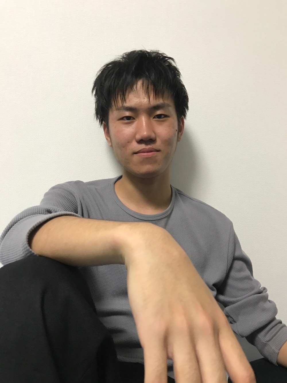 「意識高い系、おしゃれさんと繋がりたい、ファッション、哲学、まじめ風、エモい」｜「HAREのアイテム（トップス、グレー系）」を使った、マロニーさん（メンズ・175cm）の秋コーディネートの1枚目の写真