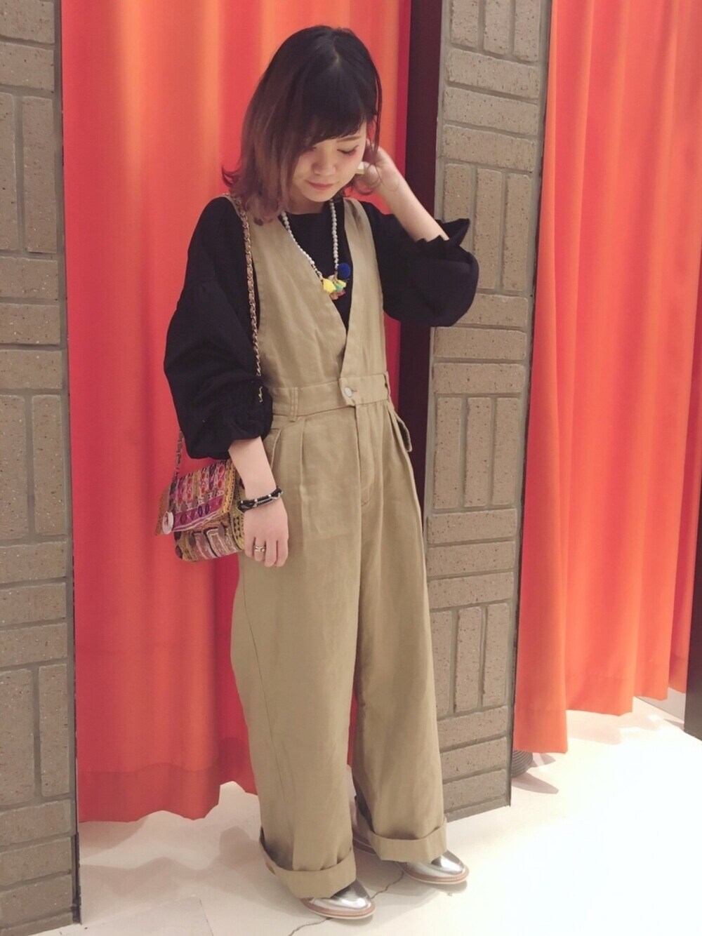 「大人カジュアル、シンプルコーデ、春コーデ、オーバーオール、サロペット、ボリューム袖、ベージュ、ootd、エスニック、カジュアル」｜「RNAのM0644 ボリュームスリーブTシャツ（Tシャツ/カットソー、ブラック系）」を使った、まみたすさん（レディース・152cm）の春コーディネートの1枚目の写真