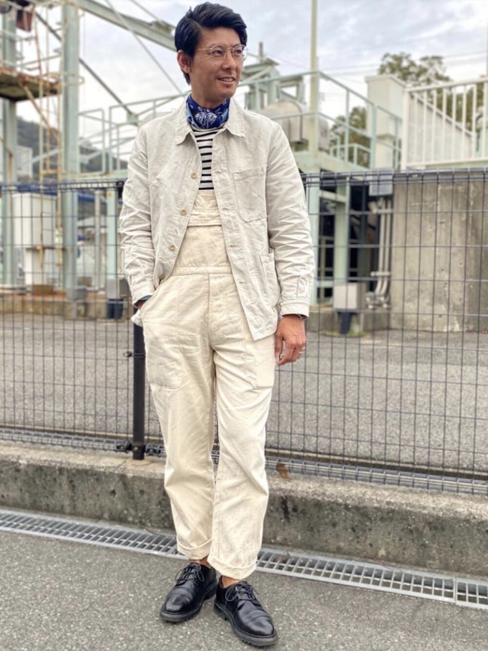 「仕事着、大人コーデ、大人カジュアル、シンプル、シンプルコーデ、シンプルスタイル、おしゃれさんと繋がりたい、フレンチワーク、きれいめカジュアル、レイヤードスタイル」｜「Le LABOUREURのアイテム（カバーオール、ホワイト系）」を使った、t.kiyomotoさん（メンズ・179cm）の春コーディネートの1枚目の写真