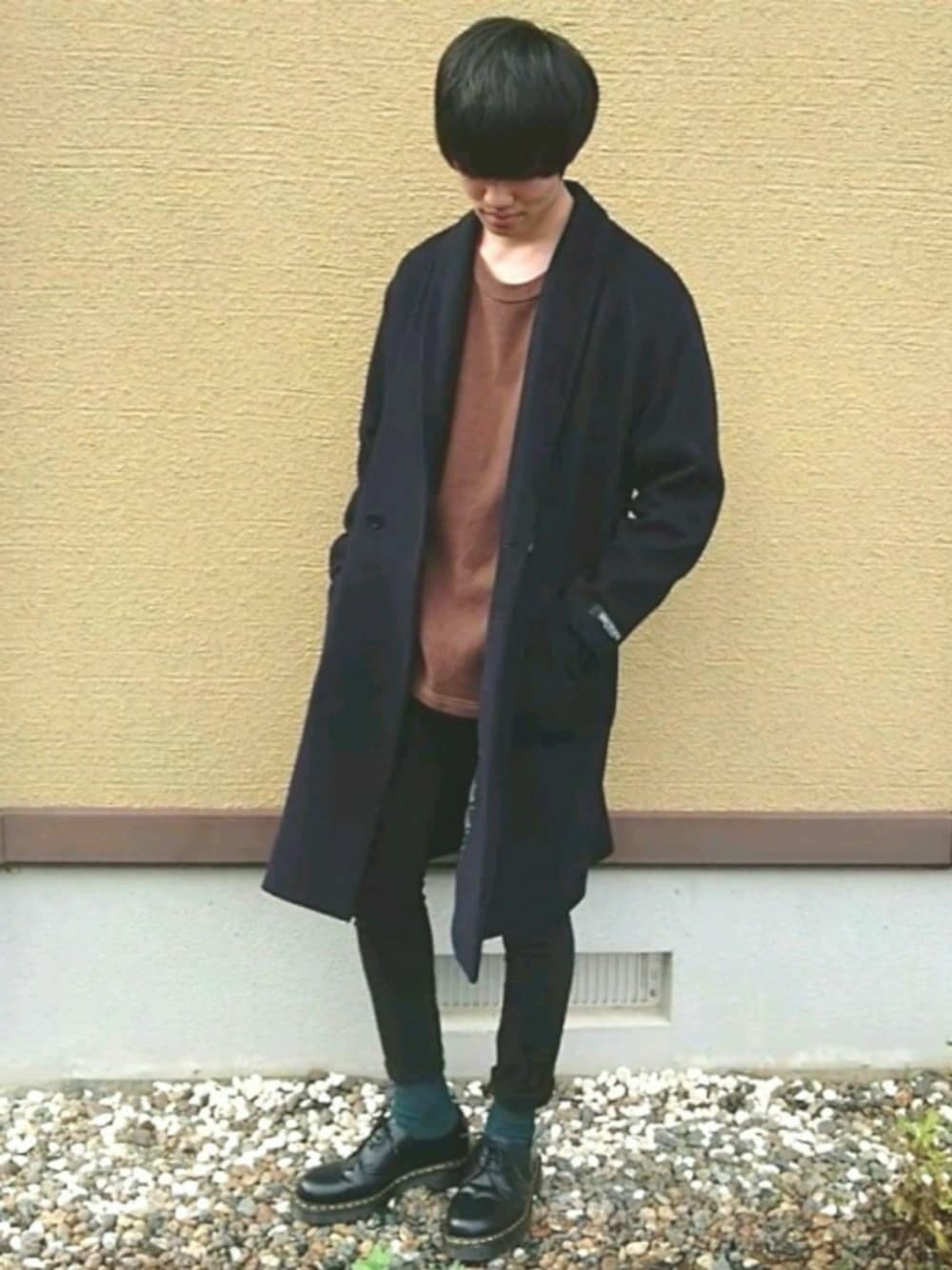 ブラウン系のTシャツ/カットソー、ブラック系のドレスシューズ、ブラック系のデニムパンツを着用したメンズの秋コーディネートの1枚目の写真