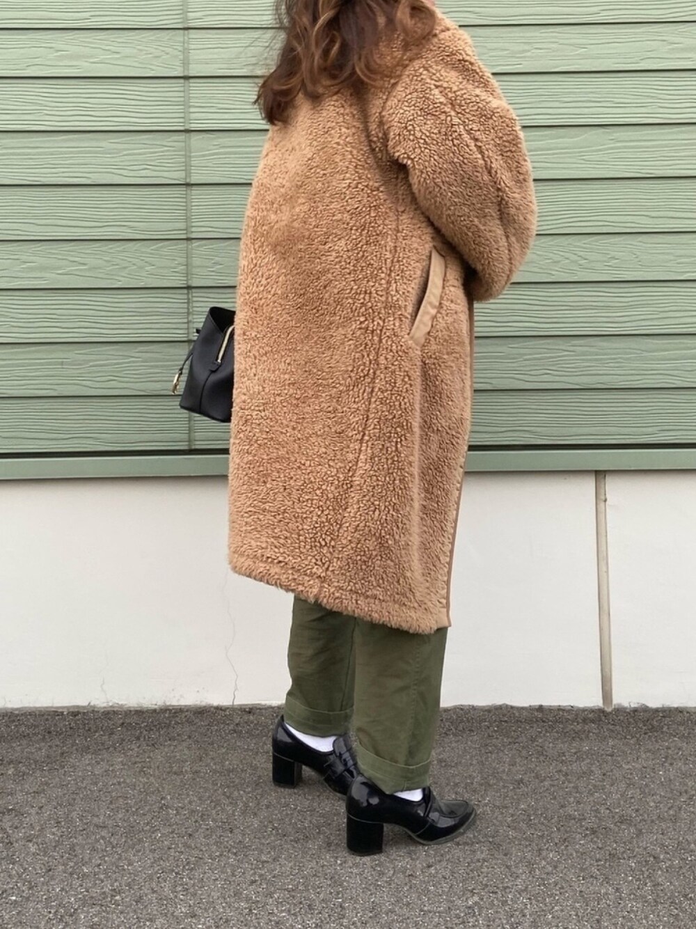 「大人カジュアル、ソックス×パンプス、UNIQLO、ベイカーパンツ、MichaelKors、ショルダーバッグ、ニット、低身長、ボアコート」｜「UNIQLOのボアフリースノーカラーコート（その他アウター、ベージュ系）」を使った、Sapi さん（レディース・145cm）の冬コーディネートの1枚目の写真