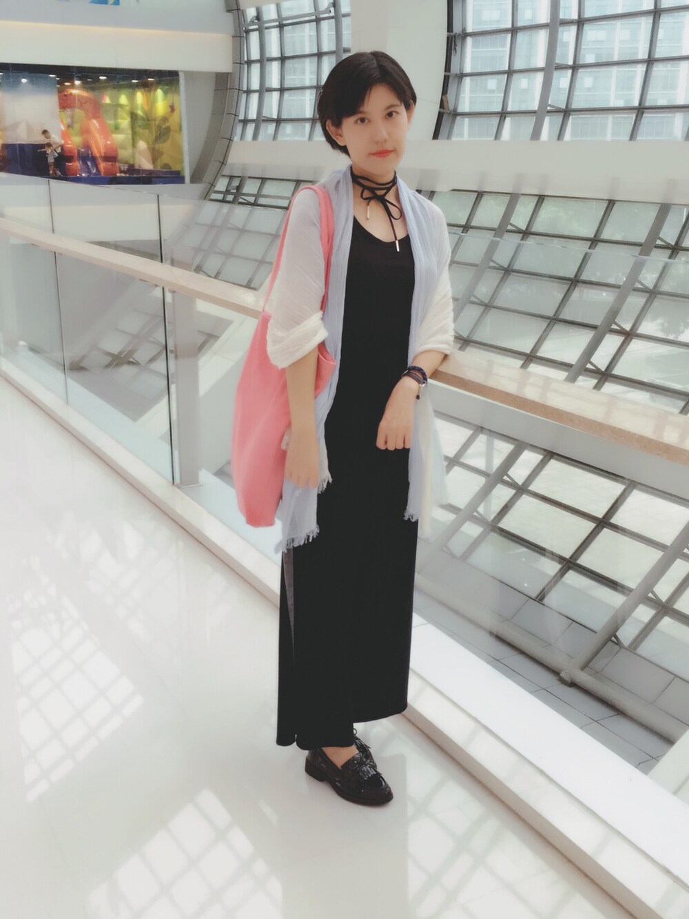 「UNIQLOのアイテム（ストール/ショール、ブルー系）」を使った、朵铎萌さん（レディース・157cm）の夏コーディネートの1枚目の写真