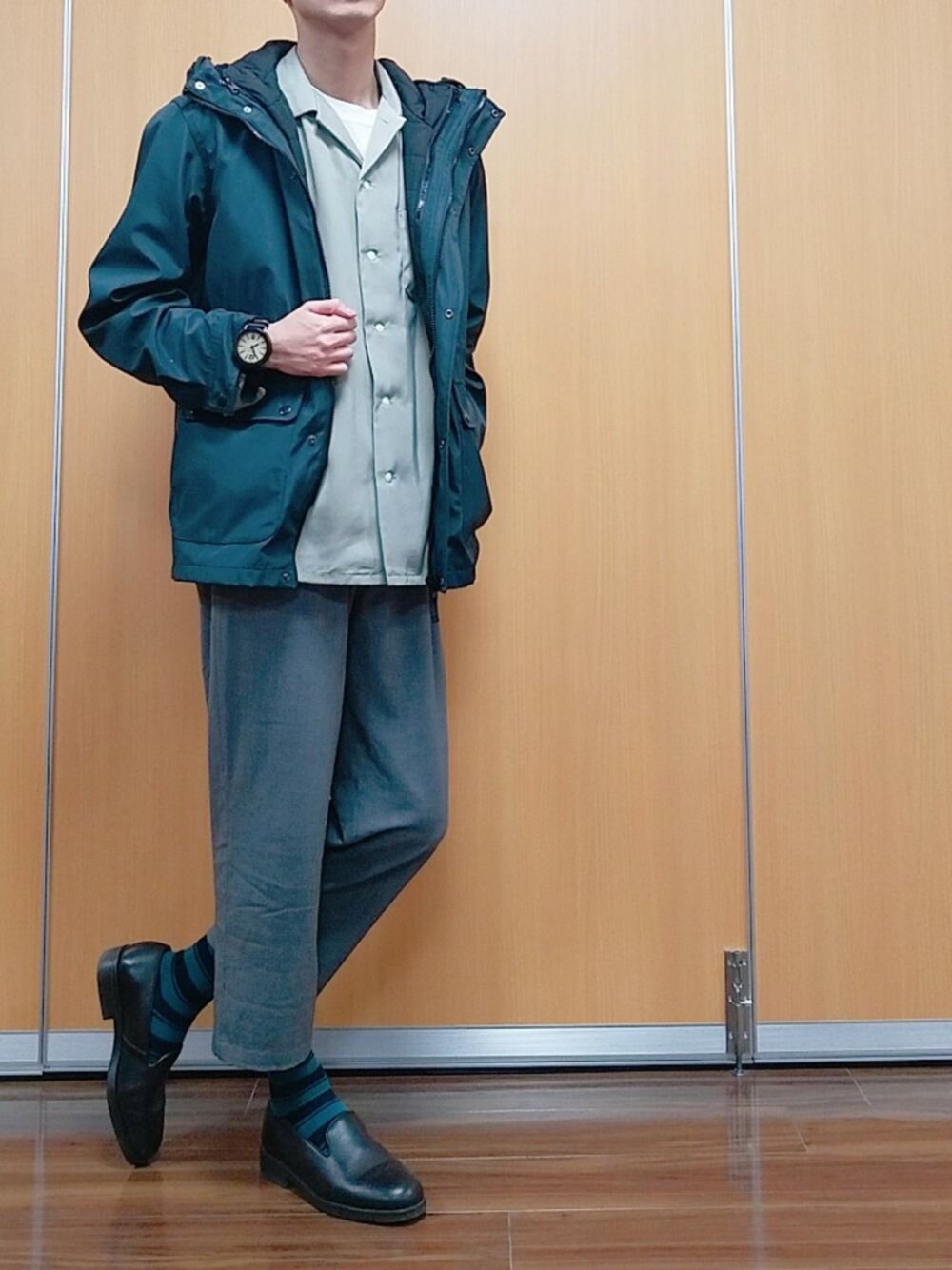 「マウンテンパーカー、ワイトパンツ、オープンカラーシャツ、RAGEBLUE、GU、スリッポン、雨の日コーデ、ゆるコーデ、緑、KLEMAN」｜「RAGEBLUEのサテンオープンカラーシャツ/825723（シャツ/ブラウス、グリーン系）」を使った、きよさん（メンズ・176cm）の春コーディネートの1枚目の写真