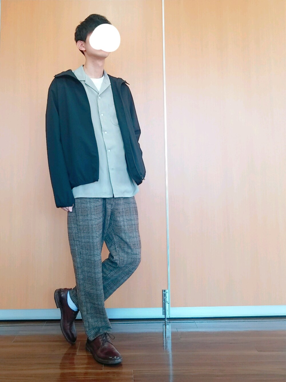 「春、はるコーデ、春コーデ、オープンカラーシャツ、マウンテンパーカー、ワイドパンツ、チェック、GU、RAGEBLUE、革靴」｜「GUのアイテム（マウンテンパーカー、ブラック系）」を使った、きよさん（メンズ・176cm）の春コーディネートの1枚目の写真