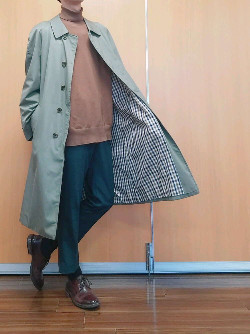 「aqascutum、GU、UNIQLO、MoMA、ステンカラーコート、タートルネック、チェック、スラックス、古着、大人カジュアル」｜「GUのアイテム（ニット/セーター、ブラウン系）」を使った、きよさん（メンズ・176cm）の春コーディネートの1枚目の写真