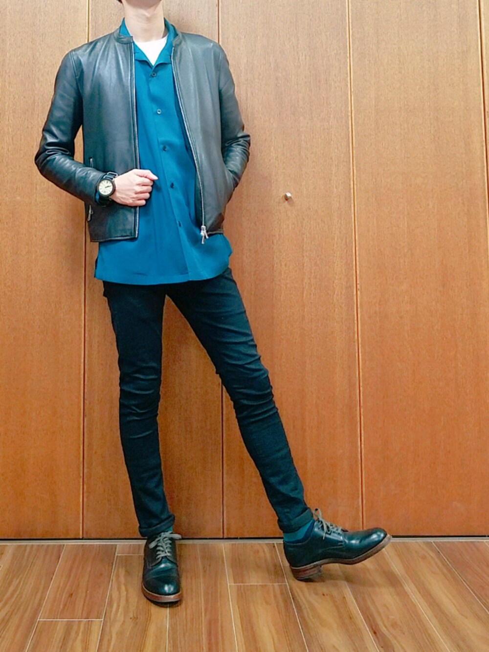 「GU、ライダース、オープンカラーシャツ、黒スキニー、オトナカジュアル、革靴、MOTO、UNITED TOKYO、LIDnM、HACOA」｜「UNITED TOKYOのシングルレザーライダース（ライダースジャケット、ブラック系）」を使った、きよさん（メンズ・176cm）の春コーディネートの1枚目の写真