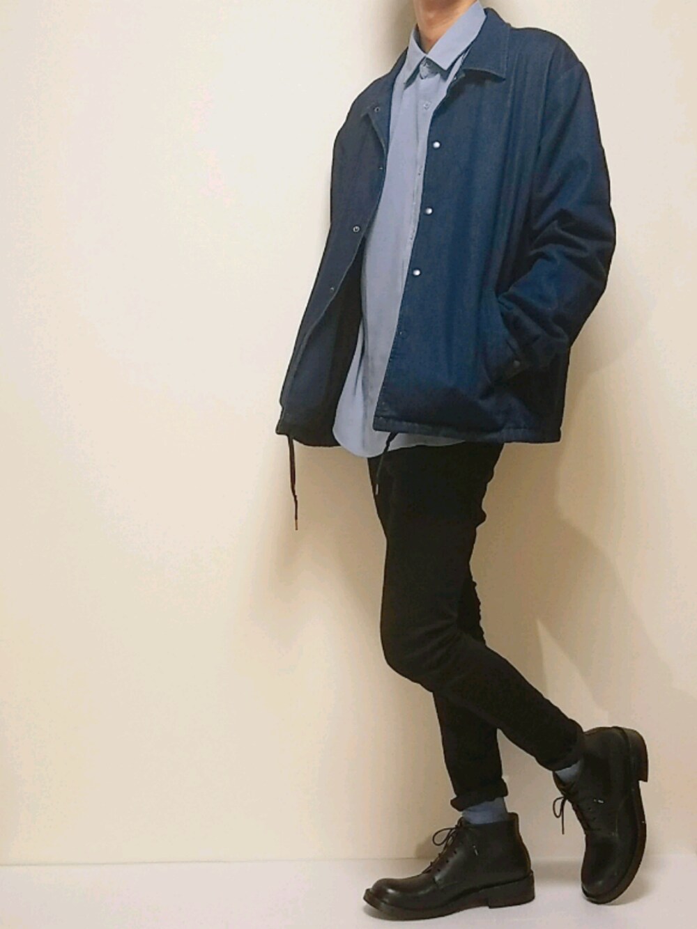 「SENSEOFPLACE、LIDnM、ヒラキヒミ。、革靴、ブーツ、デニム、黒スキニー、ブルー、シンプルコーデ、春コーデ」｜「SENSE OF PLACE by URBAN RESEARCHの【予約】デニムコーチジャケット（ジャケット/アウター、ブルー系）」を使った、きよさん（メンズ・176cm）の春コーディネートの1枚目の写真