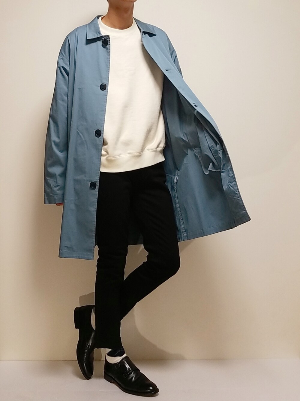 「くすみカラー、ステンカラーコート、黒スキニー、革靴、スウェット、PADRONE、PUBLIC TOKYO、キレイめ、春、春コーデ」｜「SHAGGYのアイテム（ステンカラーコート、ブルー系）」を使った、きよさん（メンズ・176cm）の春コーディネートの1枚目の写真