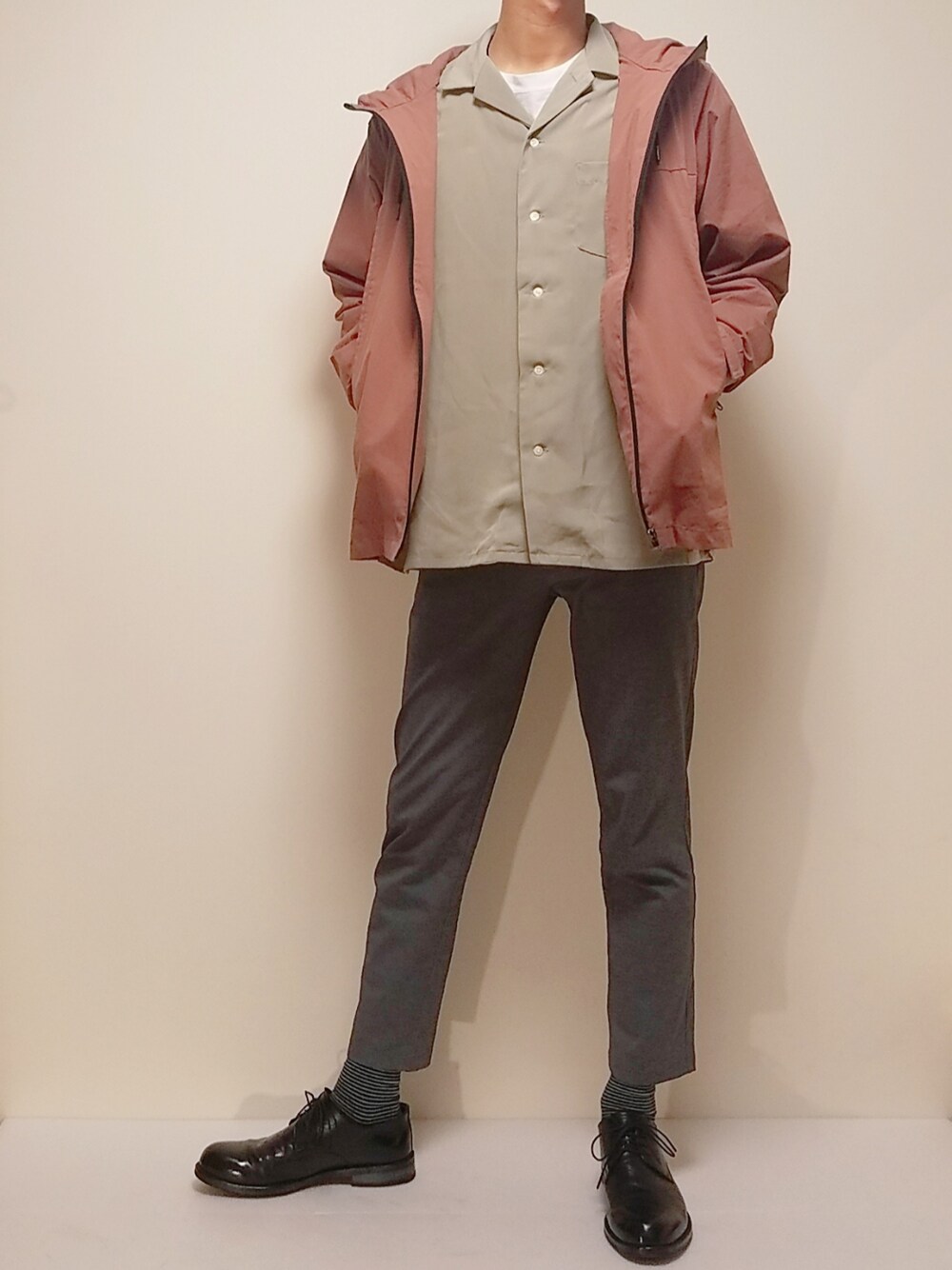「春コーデ、春、くすみカラー、マウンテンパーカー、革靴、ボーダー、オープンカラーシャツ、RAGEBLUE、PADRONE、UNIQLO」｜「timely waaningのアイテム（マウンテンパーカー、ピンク系）」を使った、きよさん（メンズ・176cm）の春コーディネートの1枚目の写真