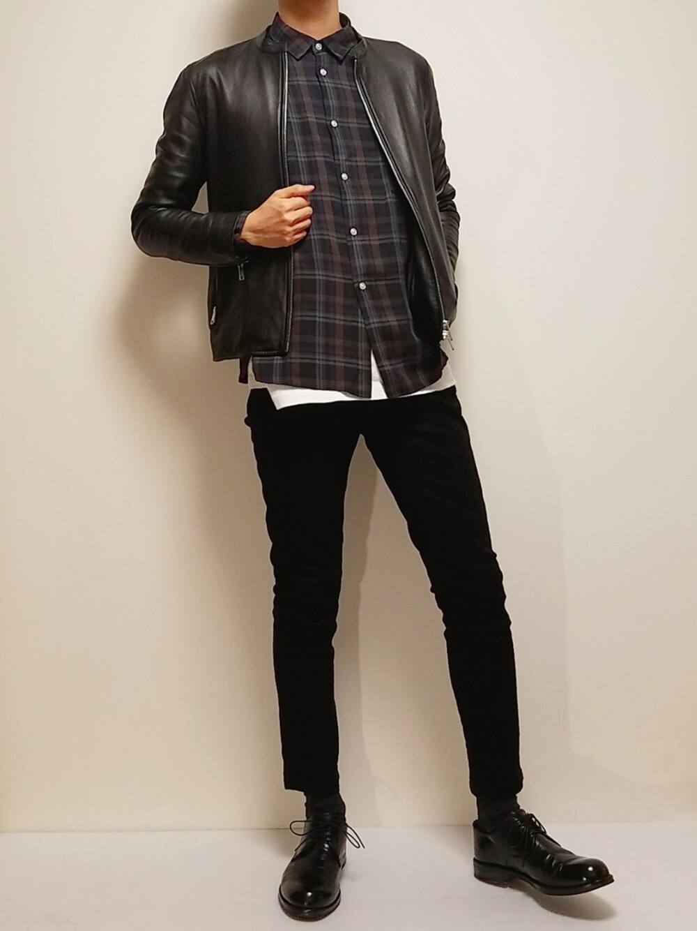 「ライダース、チェック、チェックシャツ、黒スキニー、革靴、甘辛mix、春コーデ、シンプルコーデ、きれいめカジュアル、シンプル」｜「UNITED TOKYOのシングルレザーライダース（ライダースジャケット、ブラック系）」を使った、きよさん（メンズ・176cm）の春コーディネートの1枚目の写真