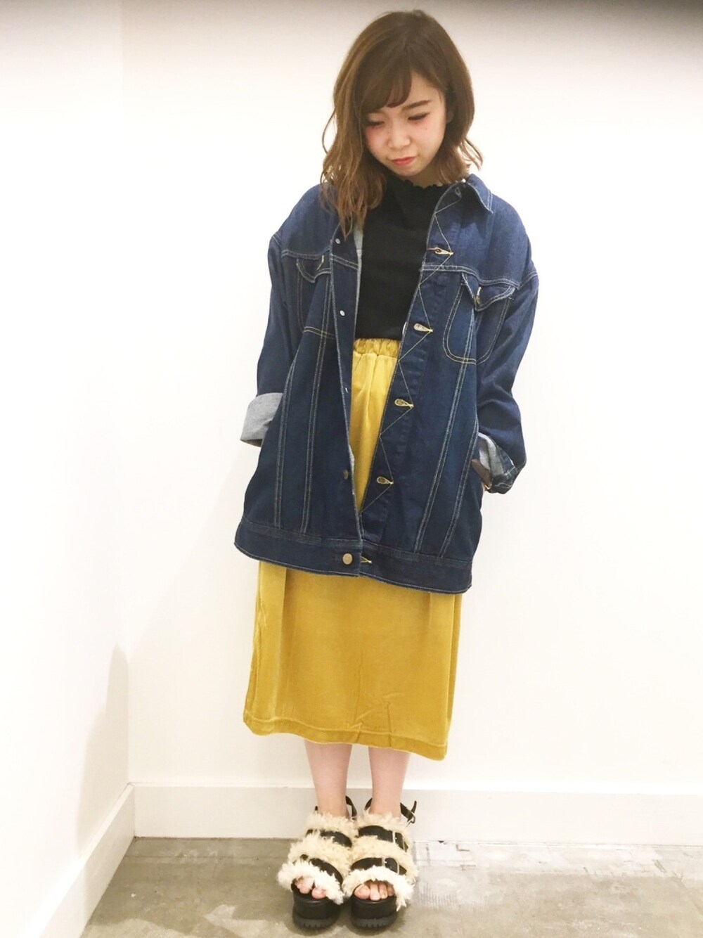 「E hyphen world gallery、イーハイフンワールドギャラリー(E hyphen world gallery)、ベロア、イエロー、LEE、デニム、Gジャン、ベロアスカート、ビッグシルエット、コラボ」｜「E hyphen world galleryのBIG Gジャン（ジャケット/アウター、ブルー系）」を使った、みにさん（レディース・145cm）の秋コーディネートの1枚目の写真