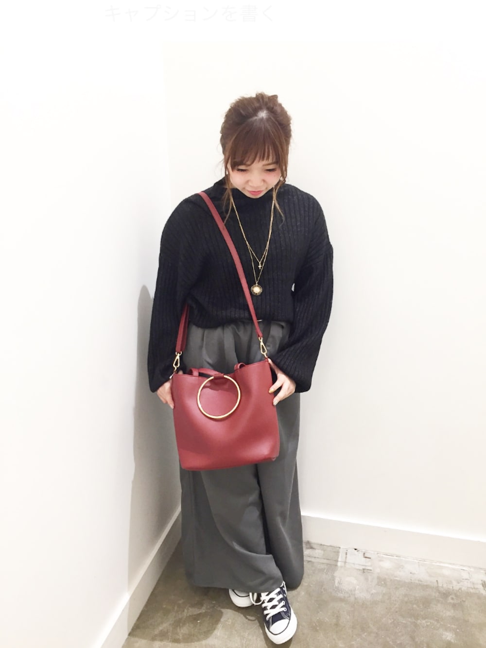 「シンプル、秋のコーデ、きれいめカジュアル、ニット、ワイドパンツ、低身長、コンバース、黒、イーハイフンワールドギャラリー(E hyphen world gallery)、E hyphen world gallary」｜「E hyphen world galleryのリングショルダーバッグ（ショルダーバッグ、レッド系）」を使った、みにさん（レディース・145cm）の秋コーディネートの1枚目の写真