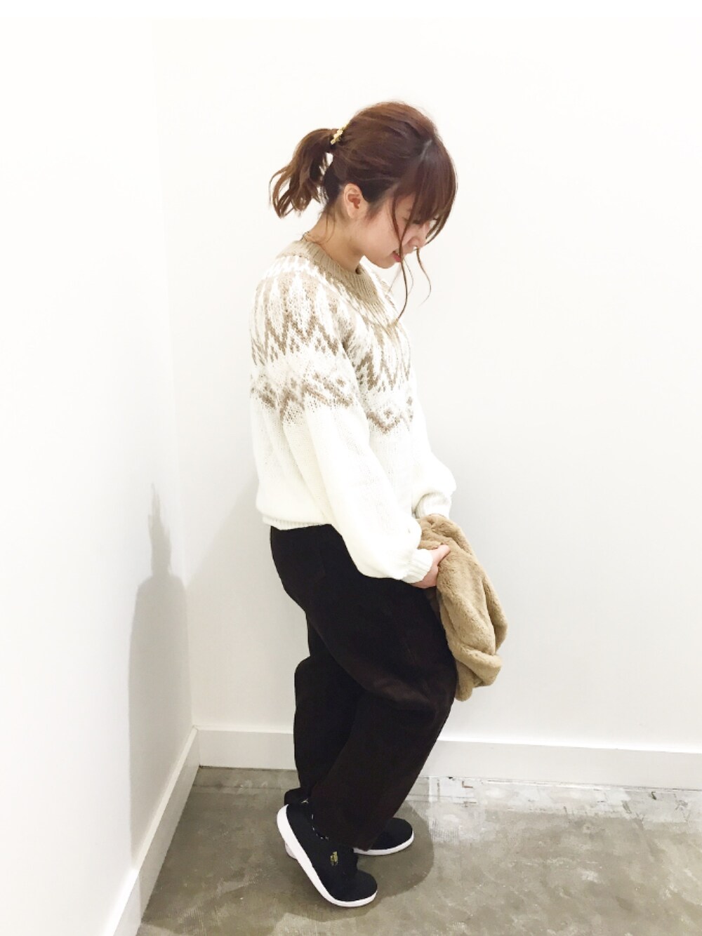 ホワイト系のニット/セーター、ブラウン系のその他パンツ、ブラック系のスニーカーを着用したレディースの秋コーディネートの1枚目の写真