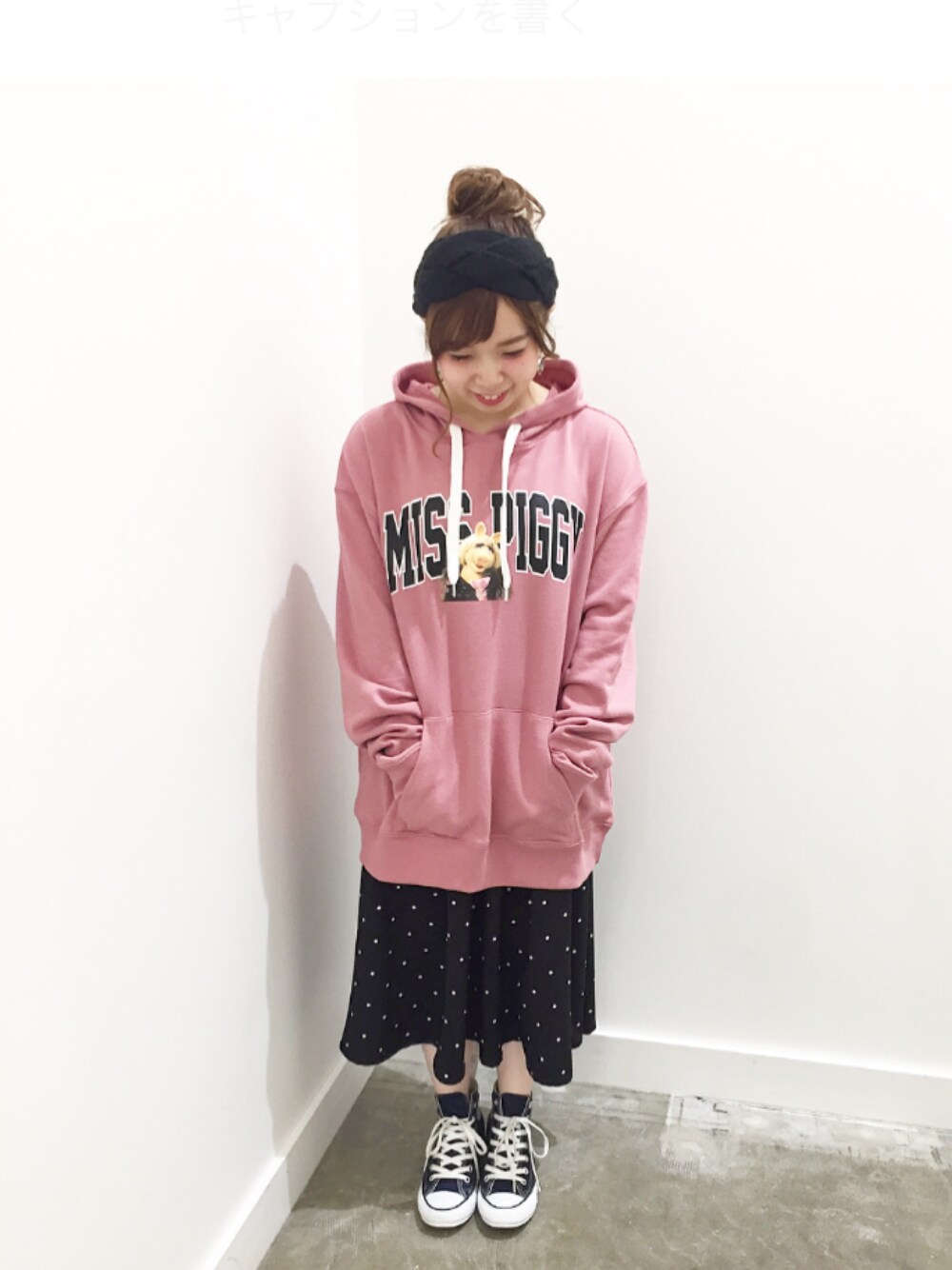 「パーカー、カジュアルコーデ、スニーカーコーデ、ootd、ゆるコーデ、コンバース、スカート、秋のコーデ、イーハイフンワールドギャラリー(E hyphen world gallery)、Ehyphenworldgallery」｜「E hyphen world galleryのマペッツパーカー（パーカー、ピンク系）」を使った、みにさん（レディース・145cm）の秋コーディネートの1枚目の写真