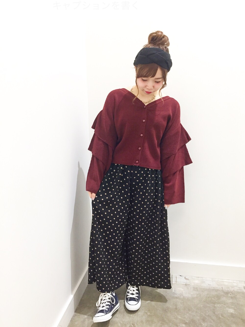 「秋のコーデ、大人カジュアル、黒、ドット、赤、スニーカーコーデ、コンバース、ootd、イーハイフンワールドギャラリー(E hyphen world gallery)、Ehyphenworldgallery」｜「E hyphen world galleryのアイテム（カーディガン/ボレロ、レッド系）」を使った、みにさん（レディース・145cm）の秋コーディネートの1枚目の写真
