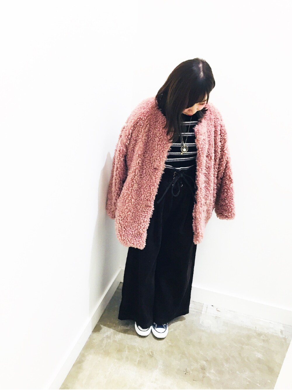 「低身長、秋コーデ、パンツスタイル、冬コーデ、ワイドパンツ、もこもこ、ピンク、シンプルコーデ、E hyphen world gallary、イーハイフンワールドギャラリー(E hyphen world gallery)」｜「E hyphen world galleryの・ボアノーカラーコート（ノーカラージャケット、ピンク系）」を使った、みにさん（レディース・145cm）の秋コーディネートの1枚目の写真