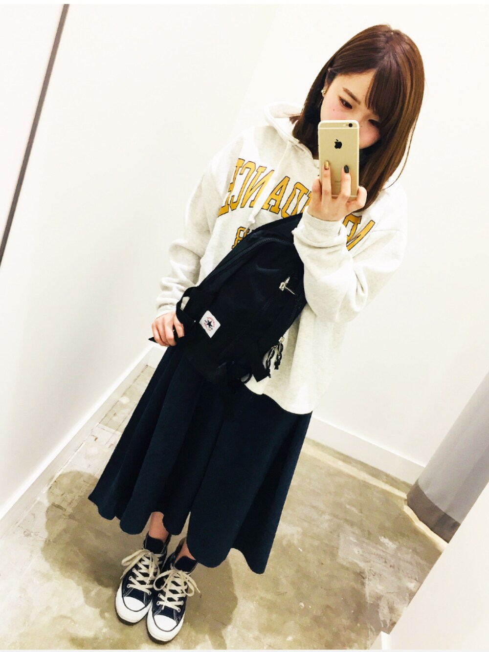 「シンプル、ラクチンコーデ、カジュアル、ootd、ゆるコーデ、スニーカー、ホワイト、おしゃれさんと繋がりたい、E hyphen world gallary、イーハイフンワールドギャラリー(E hyphen world gallery)」｜「CONVERSEの【別注】コンバース別注ショルダーバッグ（ショルダーバッグ、ブラック系）」を使った、みにさん（レディース・145cm）の秋コーディネートの1枚目の写真