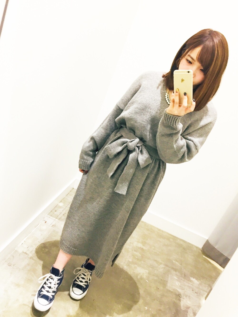 「ゆるコーデ、シンプル、ラクチンコーデ、スニーカー、低身長、おしゃれさんと繋がりたい、ootd、カジュアル、イーハイフンワールドギャラリー(E hyphen world gallery)、E hyphen world gallary」｜「E hyphen world galleryの・ベルト付ニットロングワンピース（ワンピース、グレー系）」を使った、みにさん（レディース・145cm）の秋コーディネートの1枚目の写真
