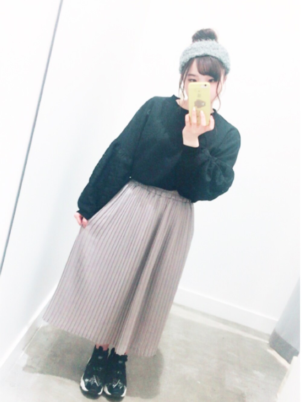 「カジュアル、ゆるコーデ、大人カジュアル、おしゃれさんと繋がりたい、スニーカーコーデ、モノトーン、シンプルコーデ、outfit、イーハイフンワールドギャラリー(E hyphen world gallery)、E hyphen world gallary」｜「E hyphen world galleryの・フラワーレーススリーブプルオーバー（Tシャツ/カットソー、ブラック系）」を使った、みにさん（レディース・145cm）の冬コーディネートの1枚目の写真