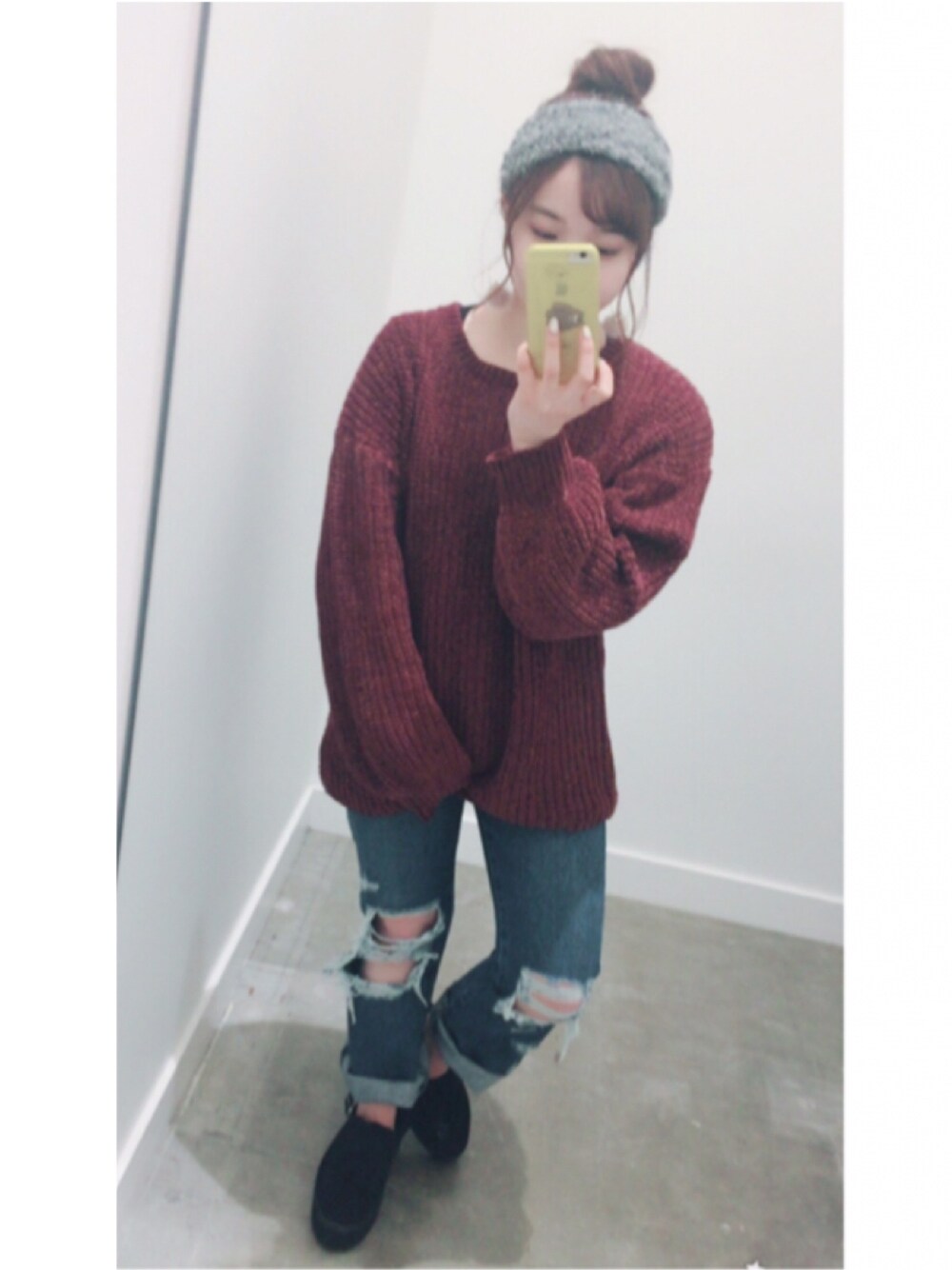 「シンプルコーデ、オトナカジュアル、プチプラ、デニムパンツ、低身長、outfit、ootd、春、イーハイフンワールドギャラリー(E hyphen world gallery)、E hyphen world gallary」｜「E hyphen world galleryの・ベロアモールクループルオーバー（ニット/セーター、レッド系）」を使った、みにさん（レディース・145cm）の冬コーディネートの1枚目の写真