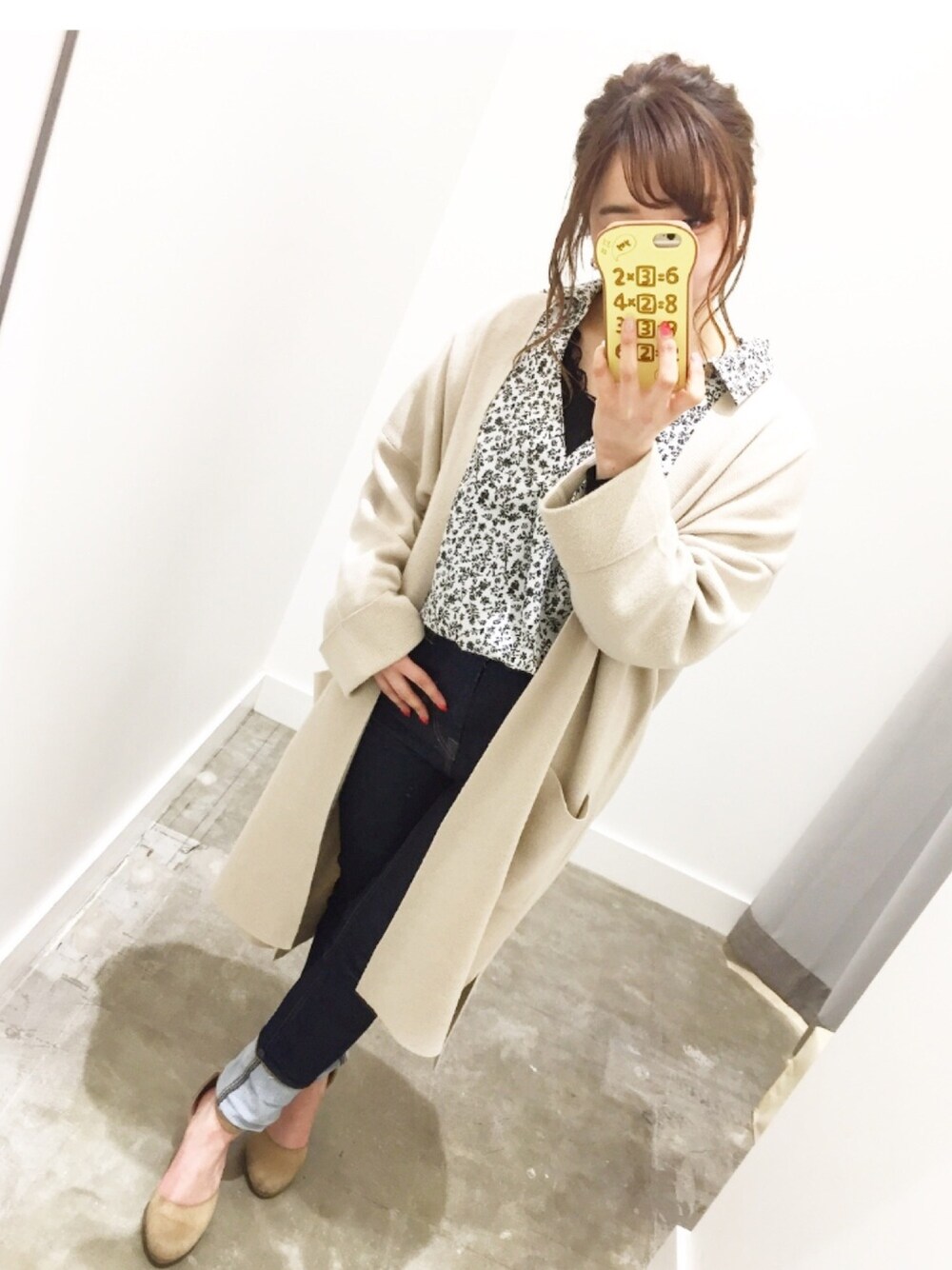 「シンプル、大人カジュアル、ブラウス、ootd、花柄、プチプラ、低身長、スキニーデニム、イーハイフンワールドギャラリー(E hyphen world gallery)、E hyphen world gallary」｜「E hyphen world galleryの・2トーンフラワーブラウス（シャツ/ブラウス、ホワイト系）」を使った、みにさん（レディース・145cm）の冬コーディネートの1枚目の写真