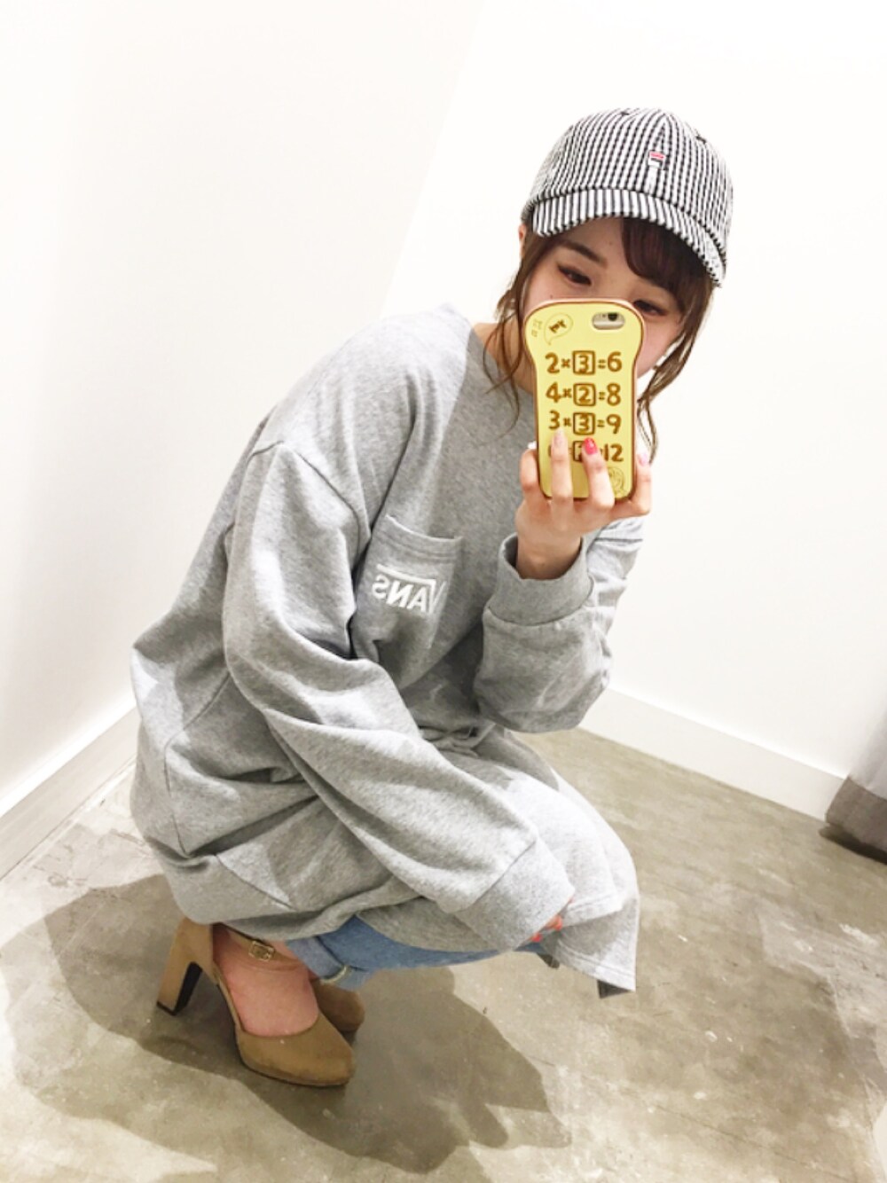 「カジュアルコーデ、休日スタイル、パンツスタイル、デニムパンツ、ラフ、モノトーン、低身長、キャップ、イーハイフンワールドギャラリー(E hyphen world gallery)、E hyphen world gallary」｜「VANSの【別注】【VANS】ヴァンス ビッグシルエットワンピース（ワンピース、グレー系）」を使った、みにさん（レディース・145cm）の冬コーディネートの1枚目の写真