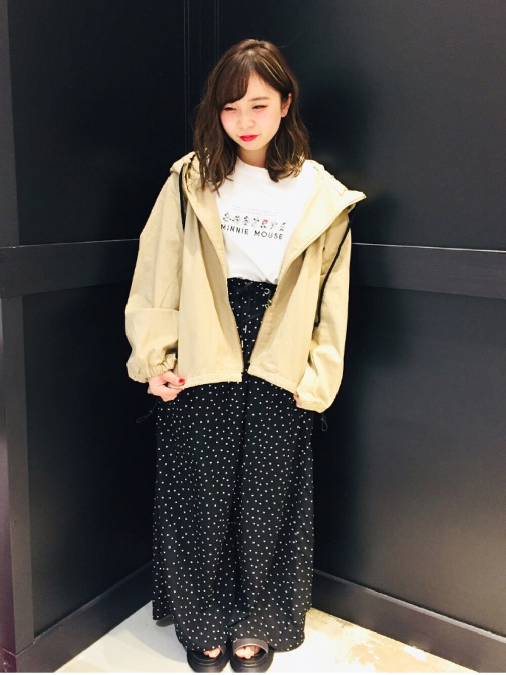 「カジュアルコーデ、休日スタイル、シンプルコーデ、パンツスタイル、オトナカジュアル、低身長、ootd、ゆるコーデ、イーハイフンワールドギャラリー(E hyphen world gallery)、E hyphen world gallary」｜「E hyphen world galleryの【別注】MICKEY MOUSE Tシャツ（Tシャツ/カットソー、ホワイト系）」を使った、みにさん（レディース・145cm）の冬コーディネートの1枚目の写真
