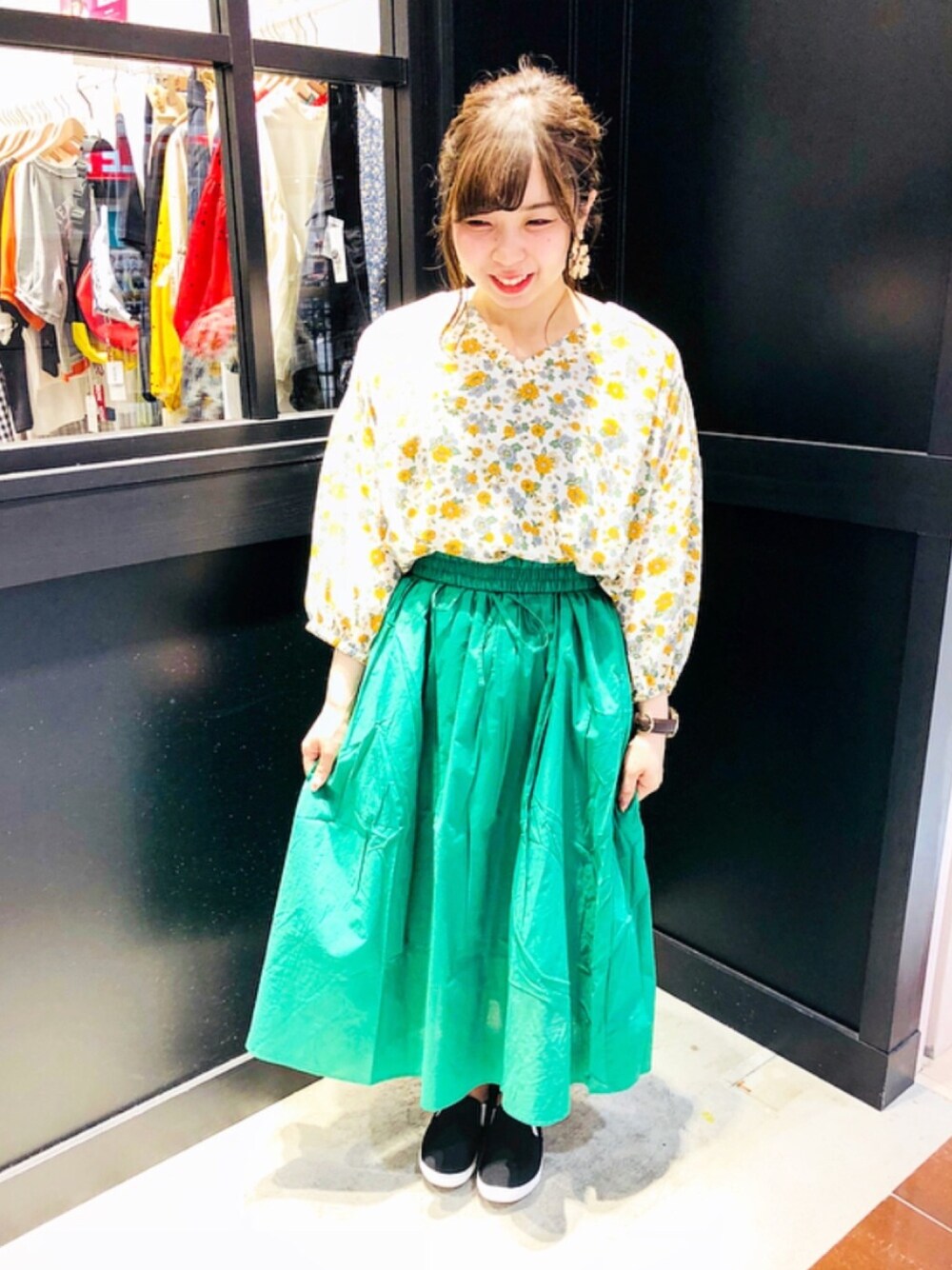 「スニーカー、オトナ女子、ホワイト、キレイめ、ブラウス、ootd、低身長、イーハイフンワールドギャラリー(E hyphen world gallery)、E hyphen world gallary、おしゃれさんと繋がりたい」｜「E hyphen world galleryの・柄Vネックブラウス（シャツ/ブラウス、ホワイト系）」を使った、みにさん（レディース・145cm）の春コーディネートの1枚目の写真