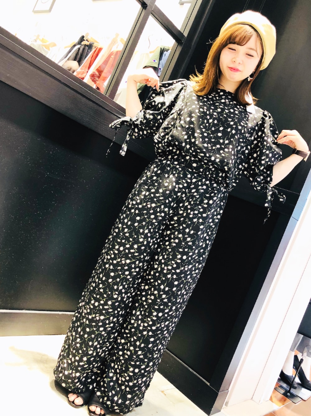 「シンプル、ラクチンコーデ、大人コーデ、ママコーデ、パンツスタイル、黒、夏コーデ、低身長、イーハイフンワールドギャラリー(E hyphen world gallery)、E hyphen world gallary」｜「E hyphen world galleryの・花柄タックワイドパンツ（その他パンツ、ブラック系）」を使った、みにさん（レディース・145cm）の春コーディネートの1枚目の写真
