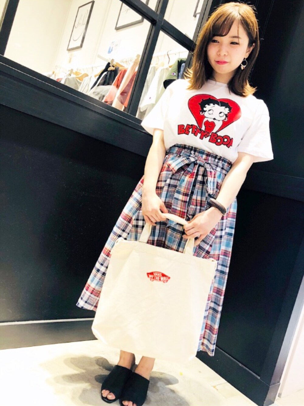 「夏コーデ、低身長、ゆるコーデ、ラフ、白、Tシャツ、チェック、スカート、イーハイフンワールドギャラリー(E hyphen world gallery)、E hyphen world gallary」｜「E hyphen world galleryの・チェックリボン付きミディフレアスカート（スカート、ブルー系）」を使った、みにさん（レディース・145cm）の春コーディネートの1枚目の写真