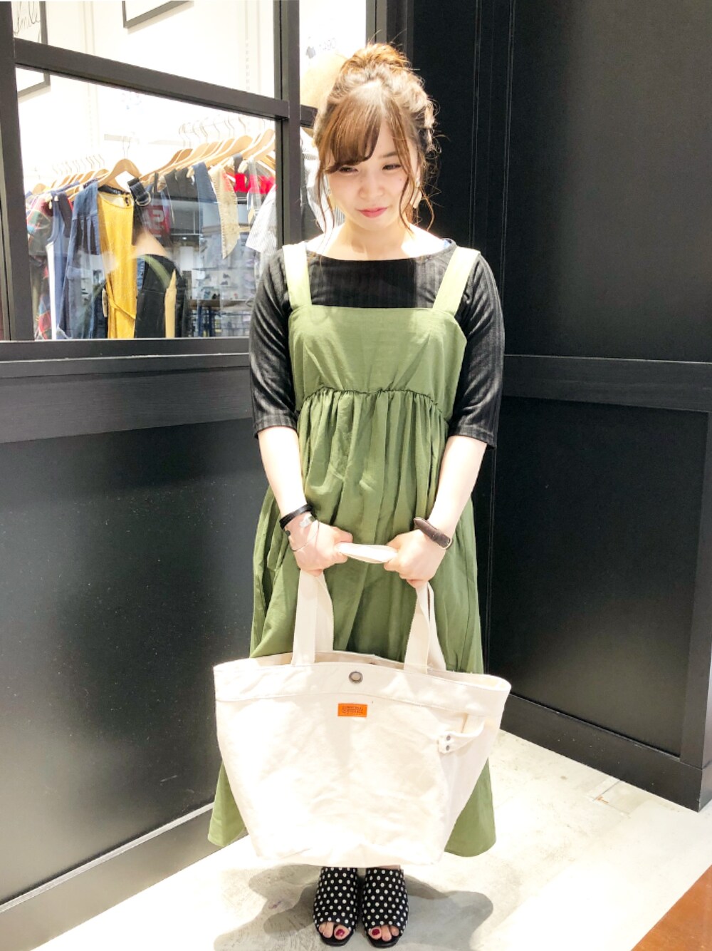 「休日スタイル、夏、シンプル、ゆるコーデ、低身長、オトナ女子、イーハイフンワールドギャラリー(E hyphen world gallery)、E hyphen world gallary、カジュアルコーデ、ブラック」｜「E hyphen world galleryの・・バックリボンワンピースセット（ワンピース、グリーン系）」を使った、みにさん（レディース・145cm）の春コーディネートの1枚目の写真