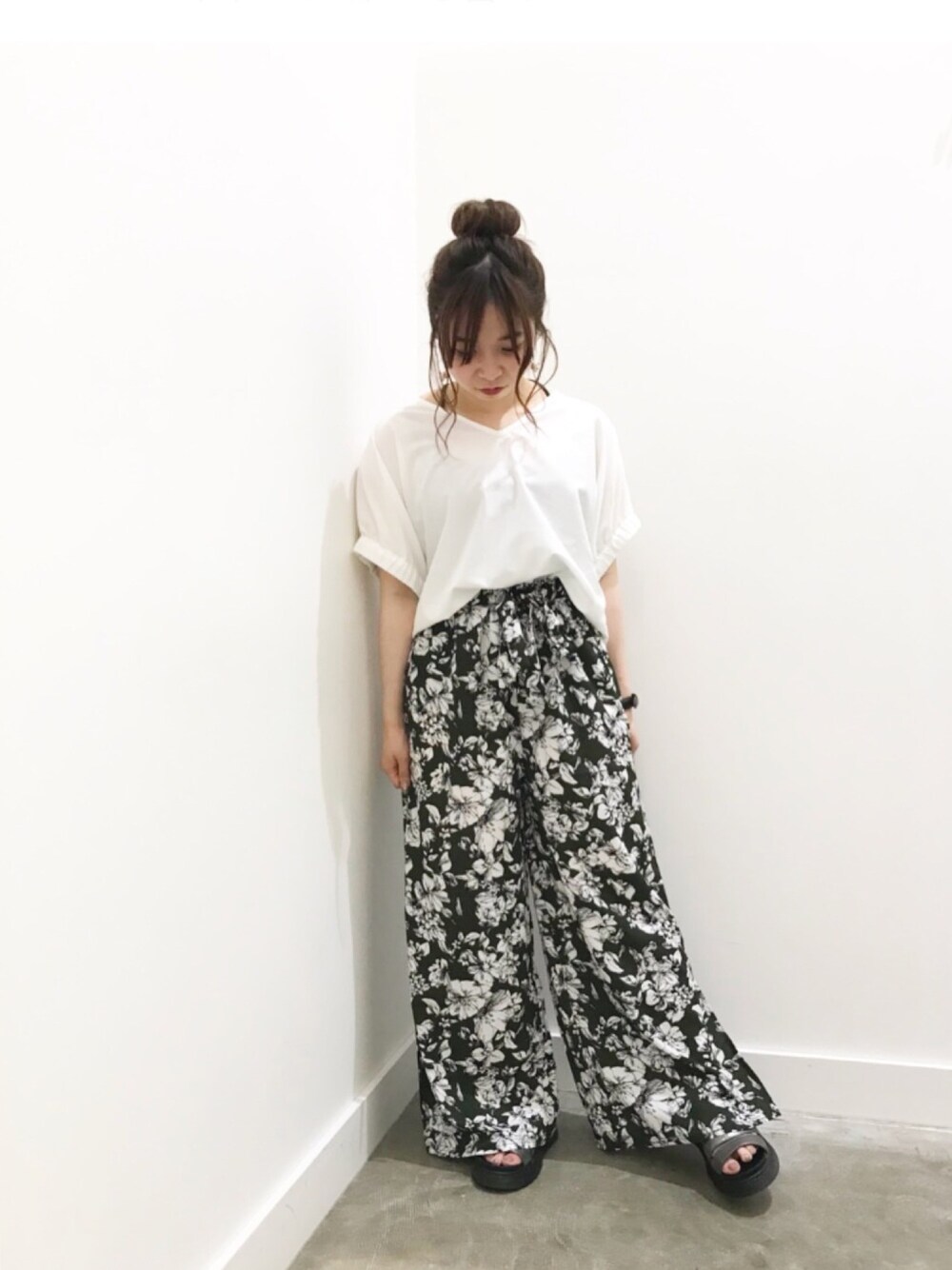 「夏、パンツスタイル、きれいめカジュアル、ootd、休日スタイル、ワイドパンツ、低身長、イーハイフンワールドギャラリー(E hyphen world gallery)、E hyphen world gallary、おしゃれさんと繋がりたい」｜「E hyphen world galleryの・・バックツイストブラウス（シャツ/ブラウス、ホワイト系）」を使った、みにさん（レディース・145cm）の春コーディネートの1枚目の写真