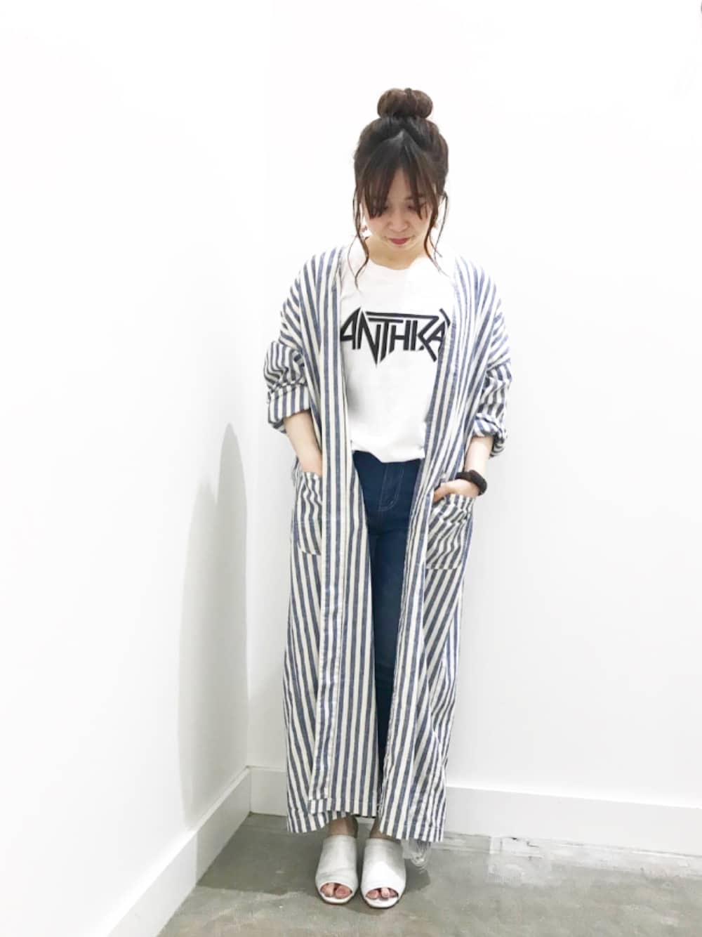 「大人カジュアル、シンプル、休日スタイル、デニム、きれいめカジュアル、Tシャツ、低身長、おしゃれさんと繋がりたい、E hyphen world gallary、イーハイフンワールドギャラリー(E hyphen world gallery)」｜「E hyphen world galleryの・ロックアーティストTシャツ（Tシャツ/カットソー、その他）」を使った、みにさん（レディース・145cm）の春コーディネートの1枚目の写真